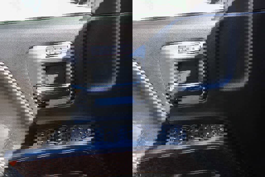 Used 2015 GMC Sierra 1500 SLT w/ SLT Crew Cab Value Package RWD image 19