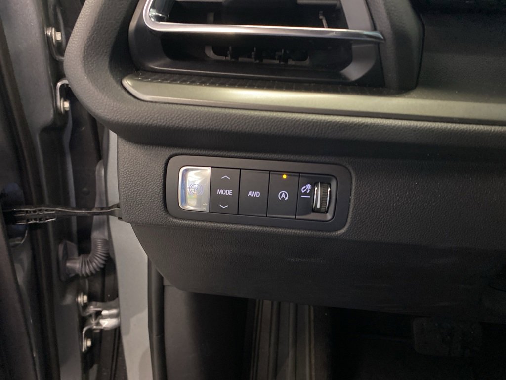 Used 2025 Chevrolet Traverse LT image 23