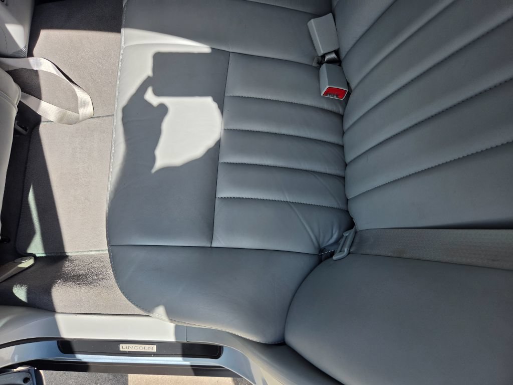Used 2005 Lincoln Town Car Signature RWD image 27
