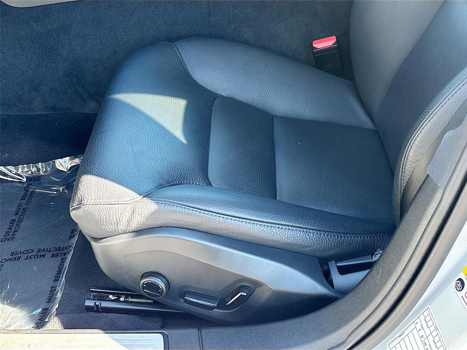 Used 2025 Volvo V60 B5 Cross Country Plus image 20