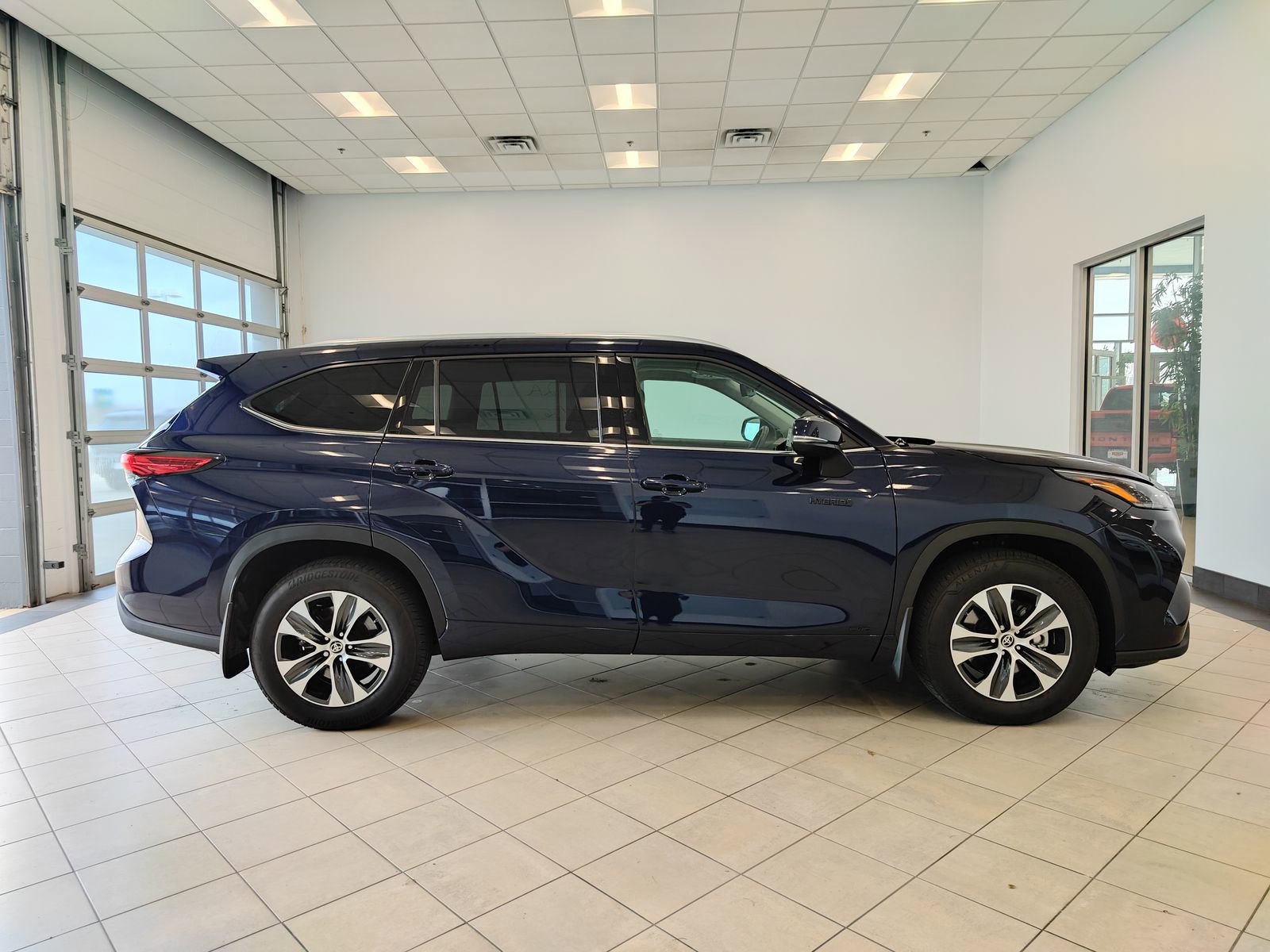 Used 2021 Toyota Highlander XLE image 2