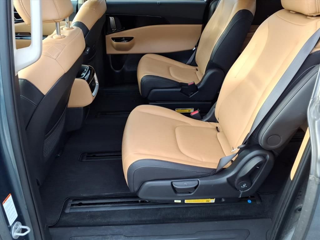 Used 2024 Kia Carnival EX image 12