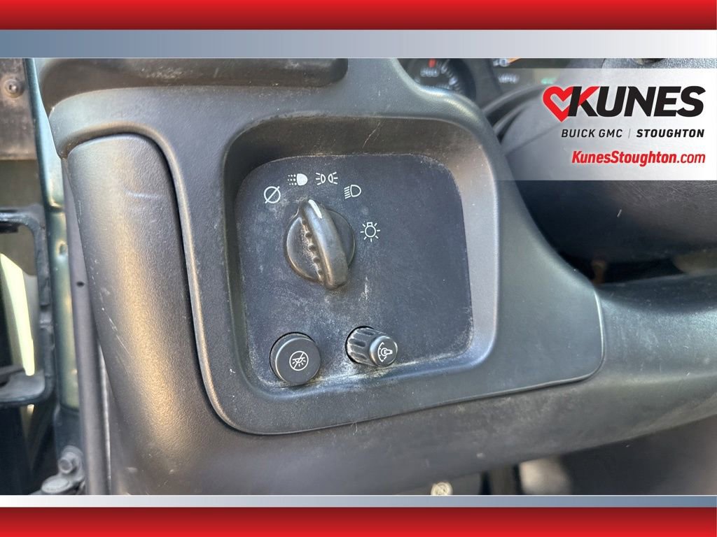 Used 2004 Chevrolet Express 3500 w/ Chrome Appearance Package RWD image 17
