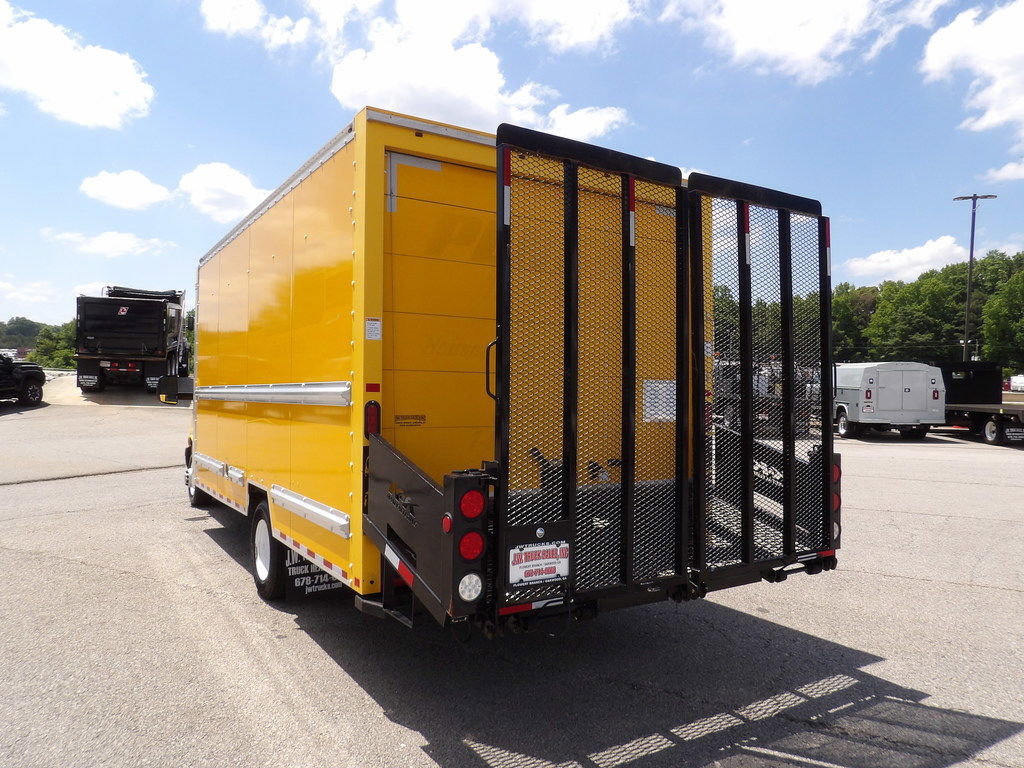 Used 2017 GMC Savana 3500 Extended RWD image 5