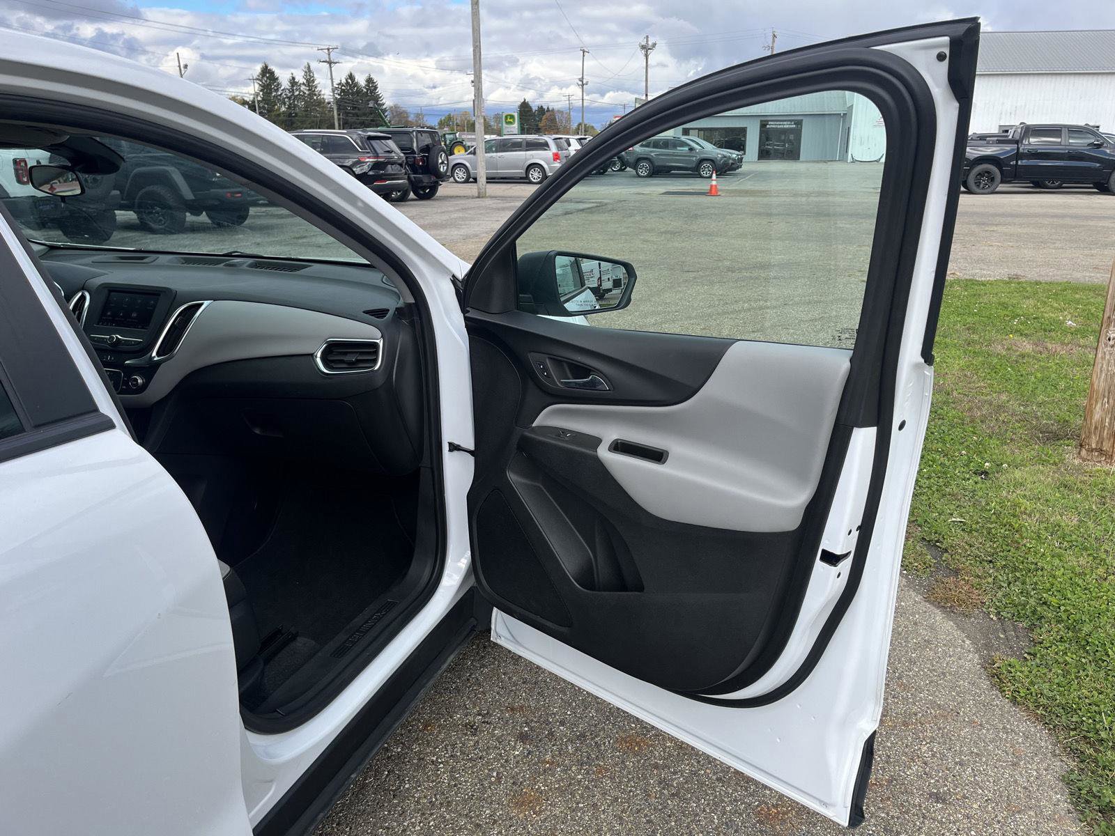 Used 2023 Chevrolet Equinox LS image 41