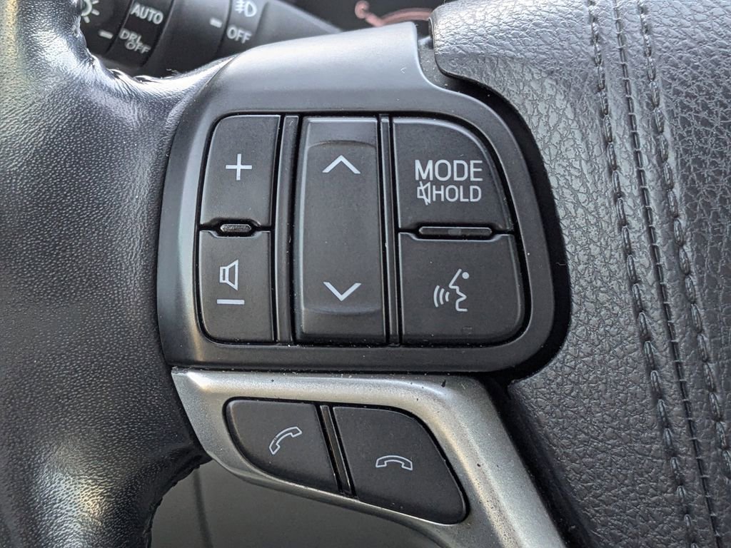 Used 2017 Toyota Highlander Limited image 29