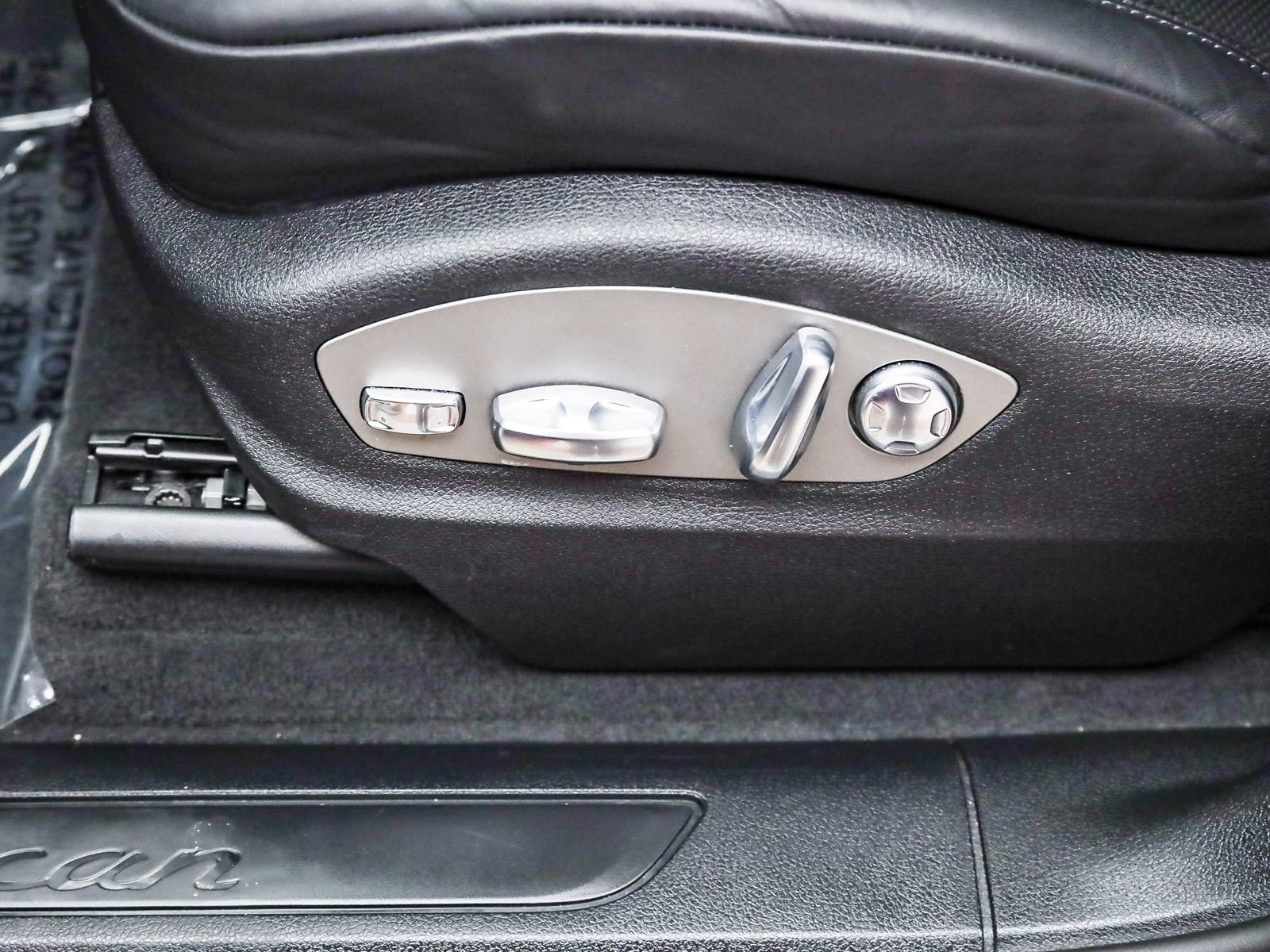 Certified 2025 Porsche Macan AWD/4WD image 22