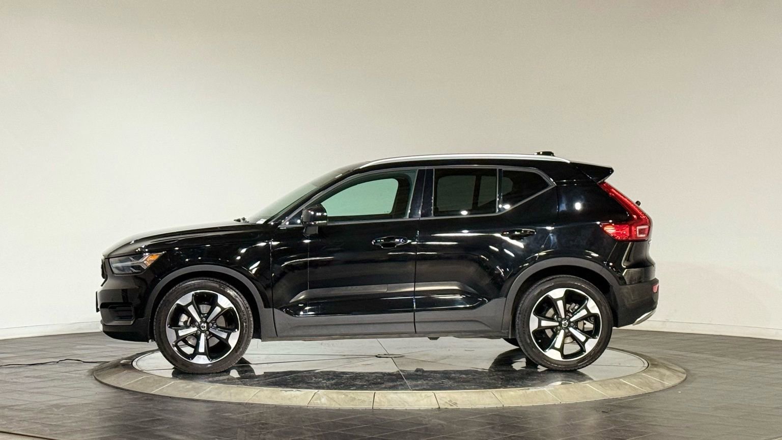 Used 2020 Volvo XC40 T5 Momentum image 6
