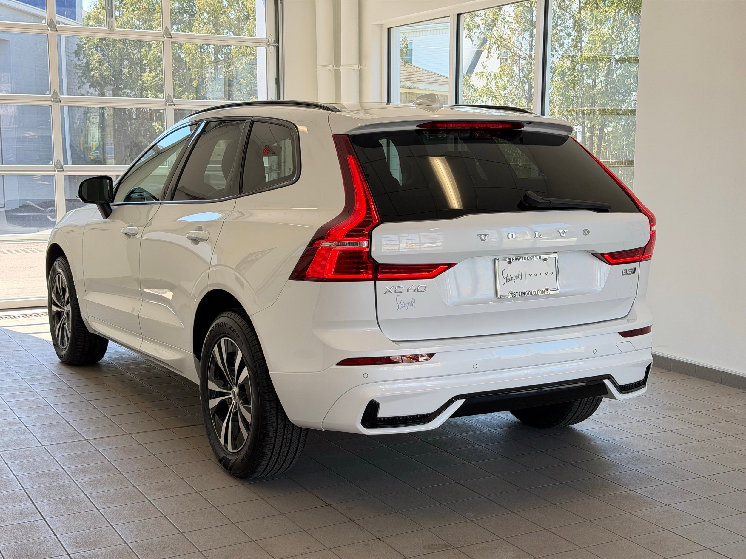 Certified 2025 Volvo XC60 B5 Core image 9