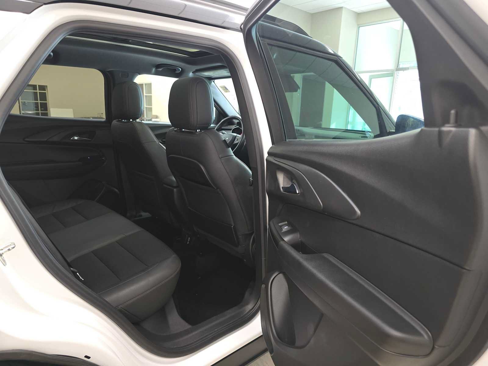 Used 2021 Chevrolet TrailBlazer RS w/ Sun and Liftgate Package AWD/4WD image 27