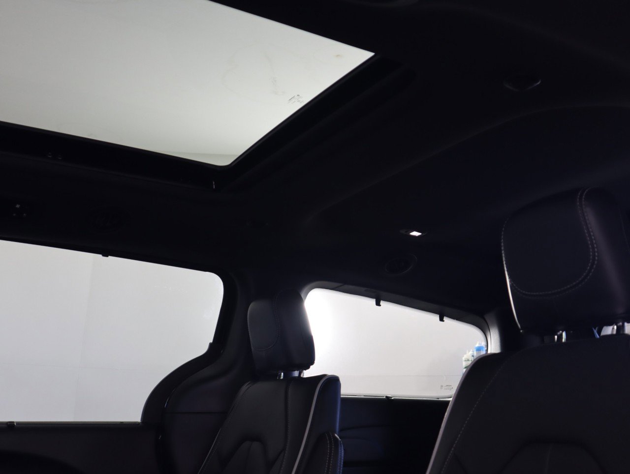 Used 2025 Chrysler Pacifica Limited image 17