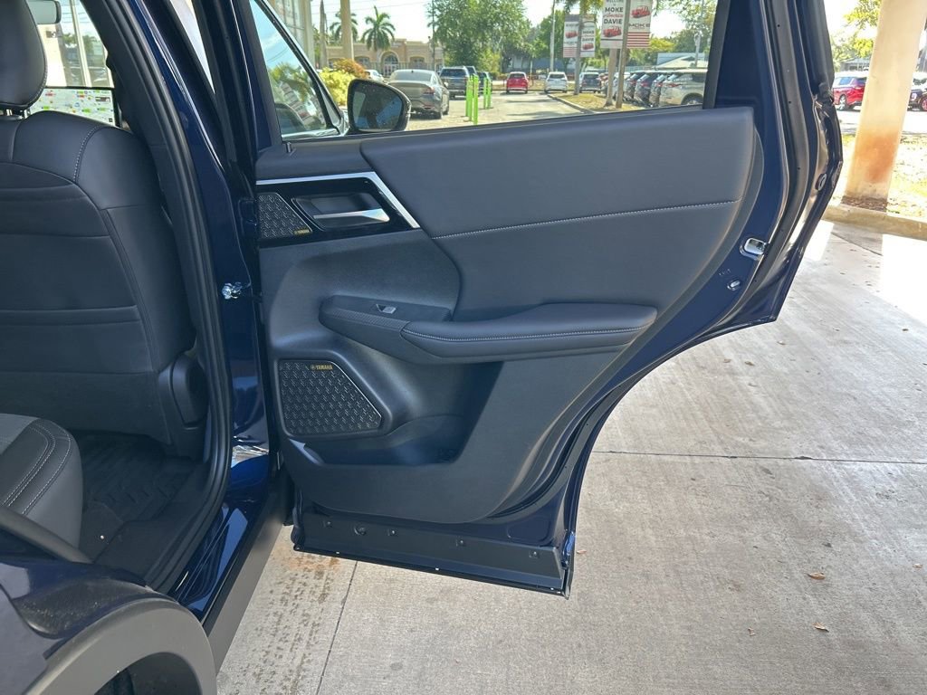 New 2025 Mitsubishi Outlander SE image 28