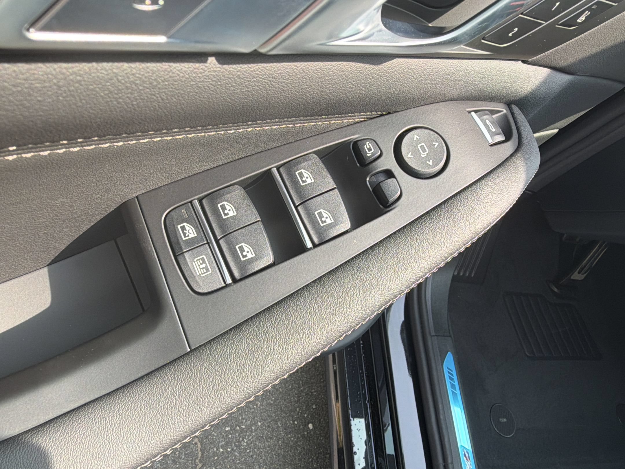 Used 2027 BMW X7 xDrive40i w/ Executive Package AWD/4WD image 15