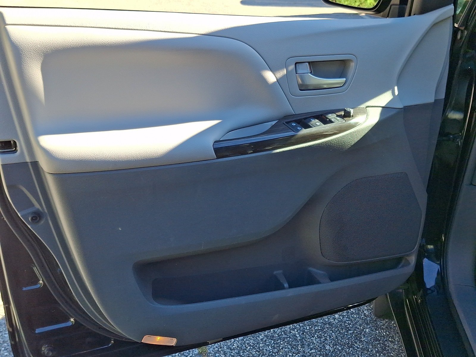 Used 2016 Toyota Sienna XLE w/ XLE Navigation Package FWD image 14