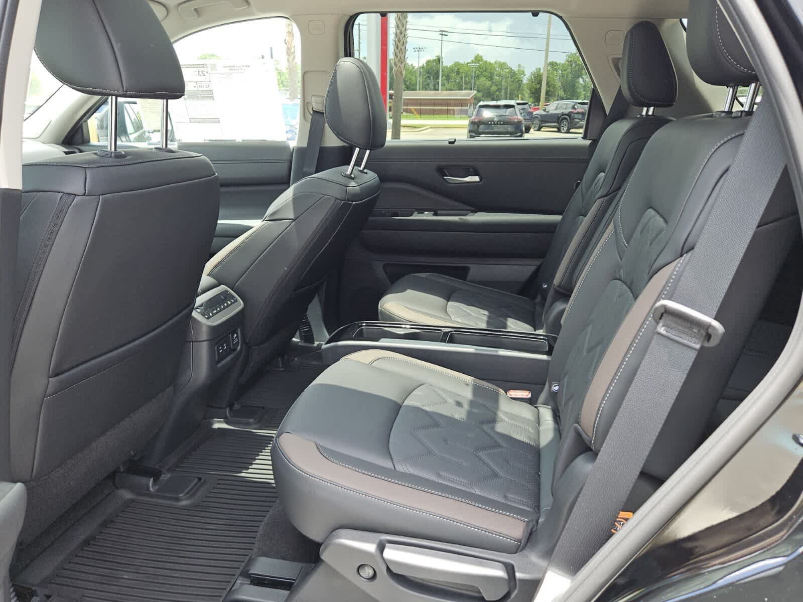 New 2026 Nissan Pathfinder Platinum FWD image 4