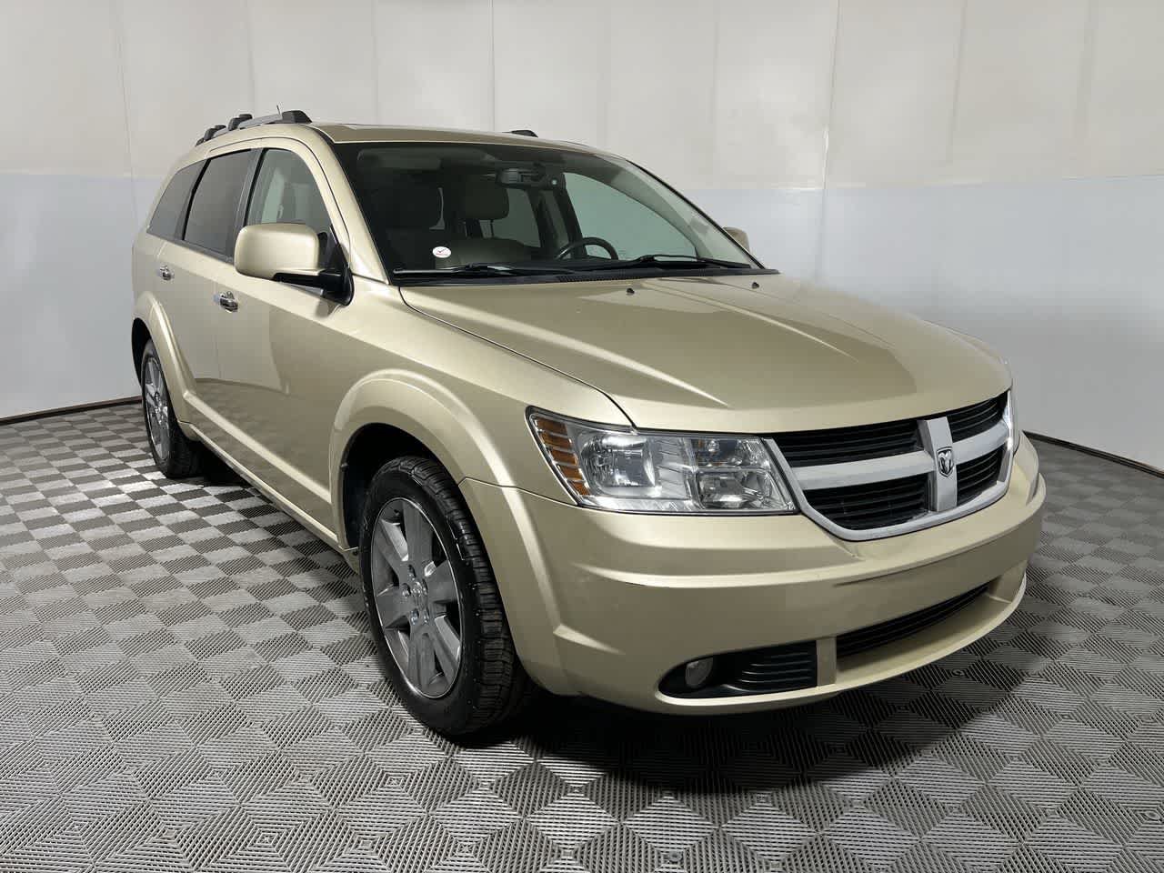 Used 2010 Dodge Journey R/T w/ Flexible Seating Group FWD image 2