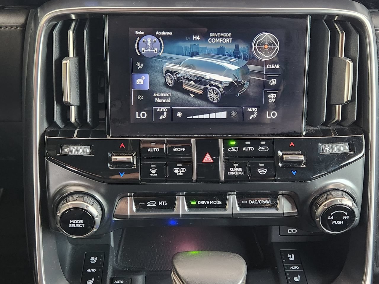 Used 2023 Lexus LX 600 4WD w/ Luxury Package image 18
