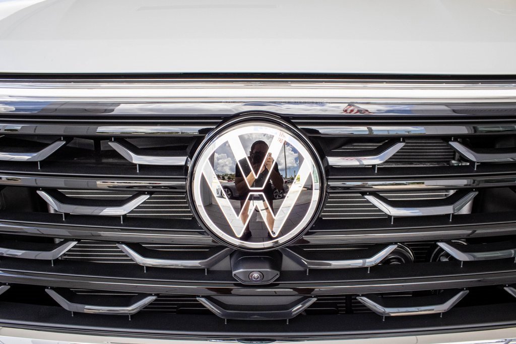 New 2025 Volkswagen Atlas Cross Sport SEL Premium R-Line image 9