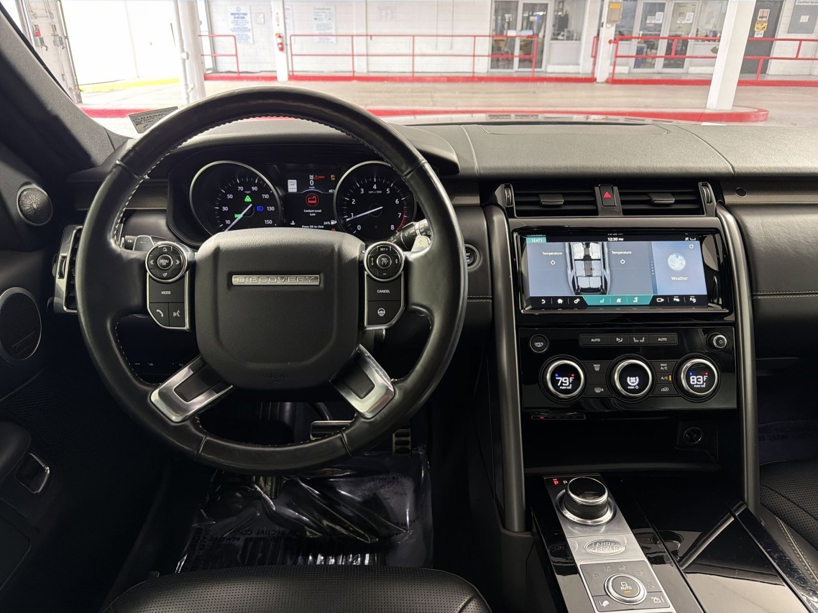 Used 2017 Land Rover Discovery HSE image 16