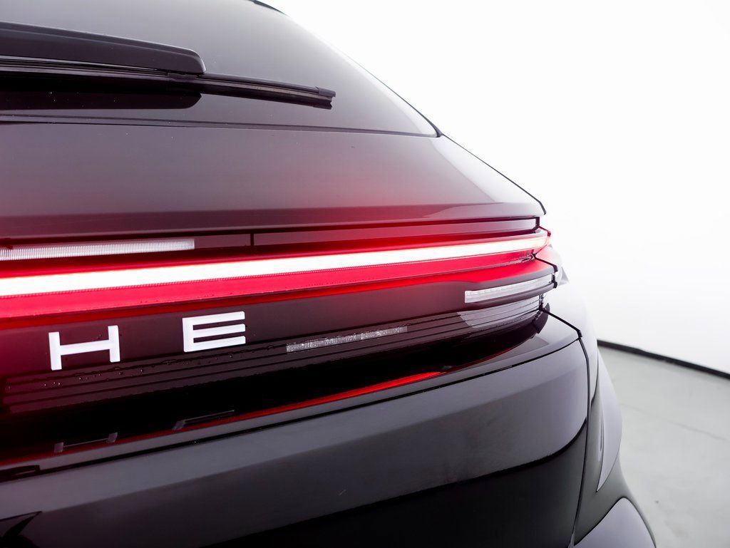New 2025 Porsche Macan Electric image 16