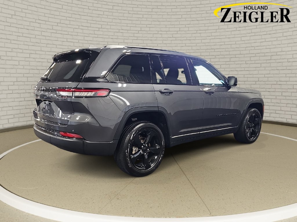 Used 2023 Jeep Grand Cherokee Altitude AWD/4WD image 5