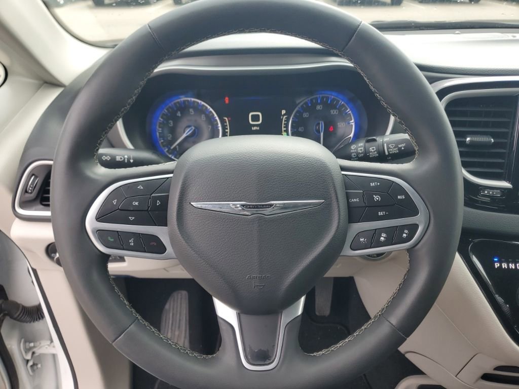 Used 2022 Chrysler Pacifica Touring-L FWD image 14