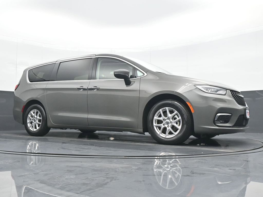 Used 2023 Chrysler Pacifica Touring-L image 23
