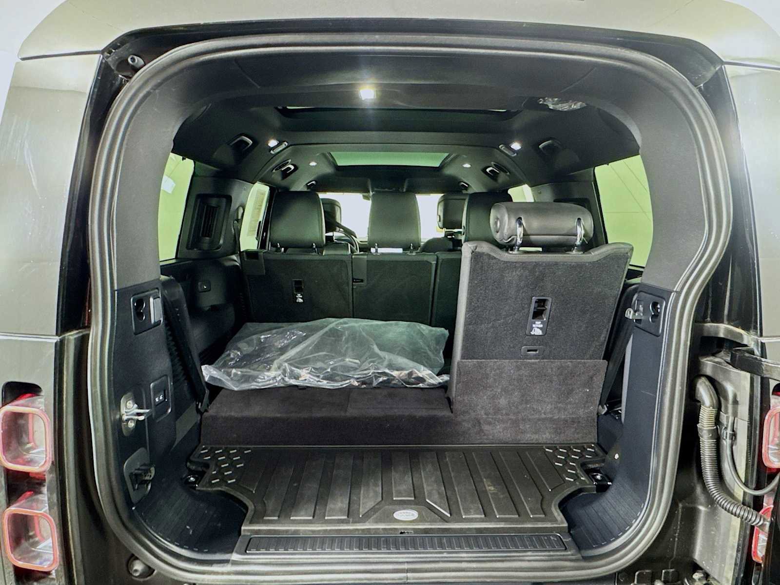 Used 2024 Land Rover Defender 130 X image 25