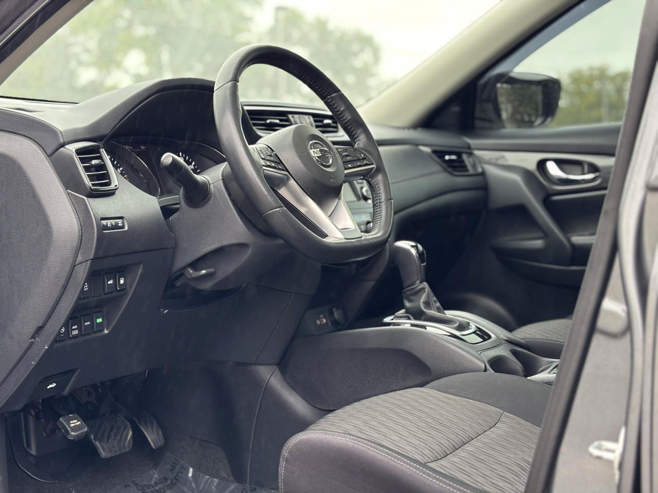 Used 2018 Nissan Rogue SV w/ Sun & Sound Touring Package AWD/4WD image 17
