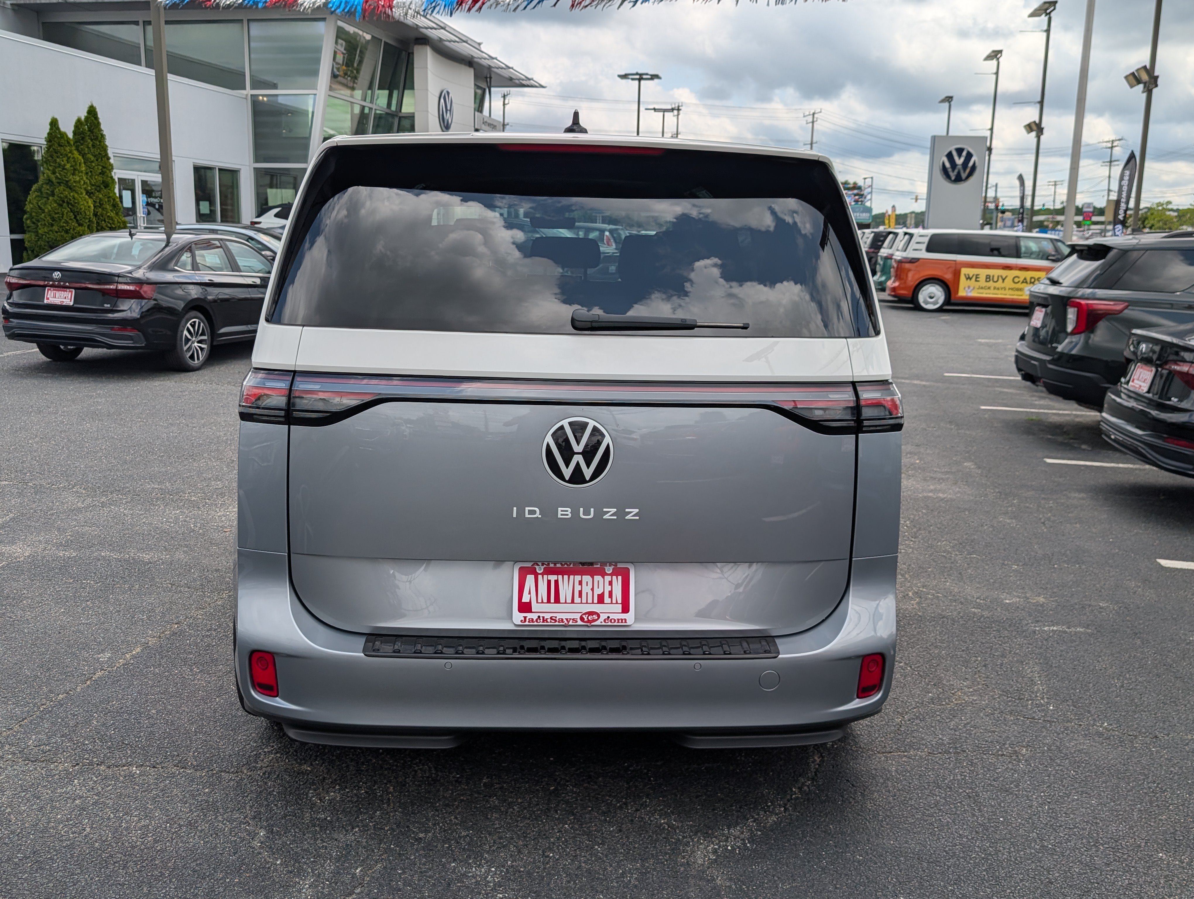 Used 2025 Volkswagen ID. Buzz Pro S Plus w/ Cupholders Package RWD image 4