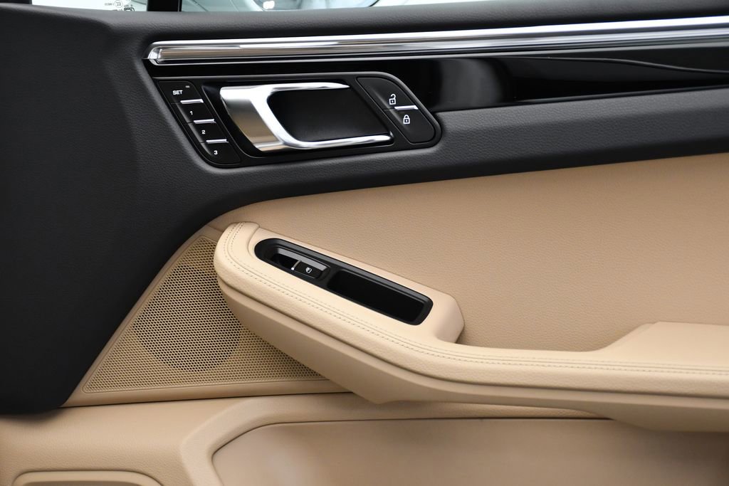 Certified 2025 Porsche Macan image 47