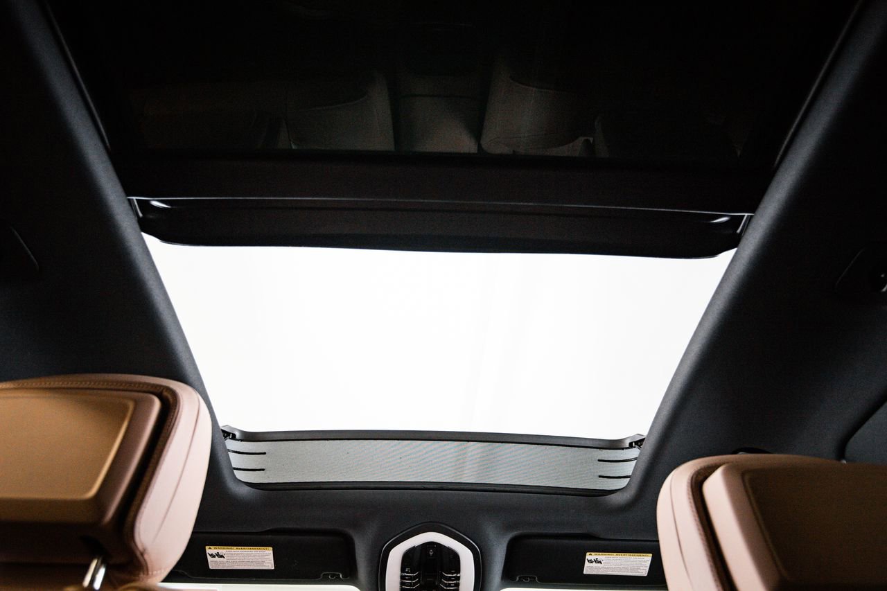 Certified 2025 Porsche Macan AWD/4WD image 30