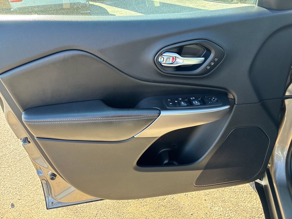 Used 2019 Jeep Cherokee Limited AWD/4WD image 13