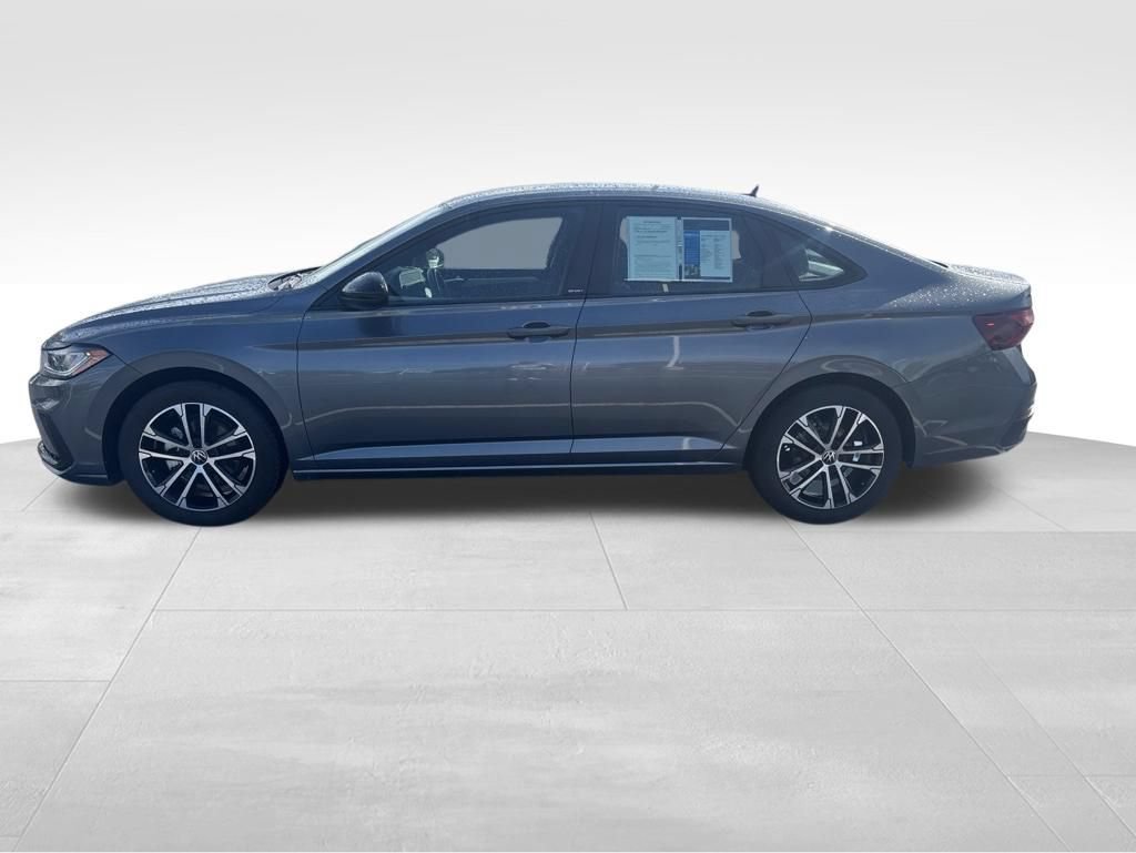 Used 2025 Volkswagen Jetta Sport FWD image 2