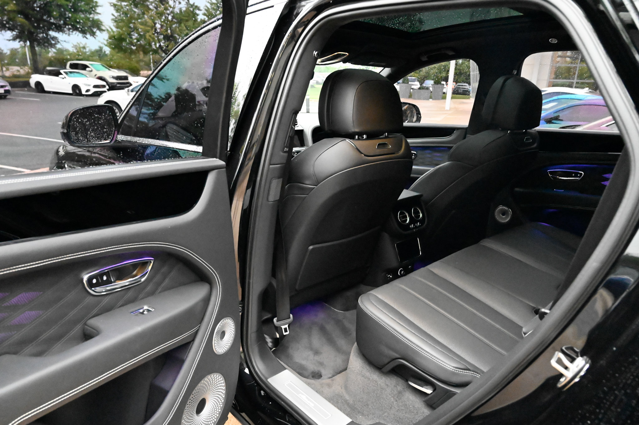 Used 2025 Bentley Bentayga AWD/4WD image 38