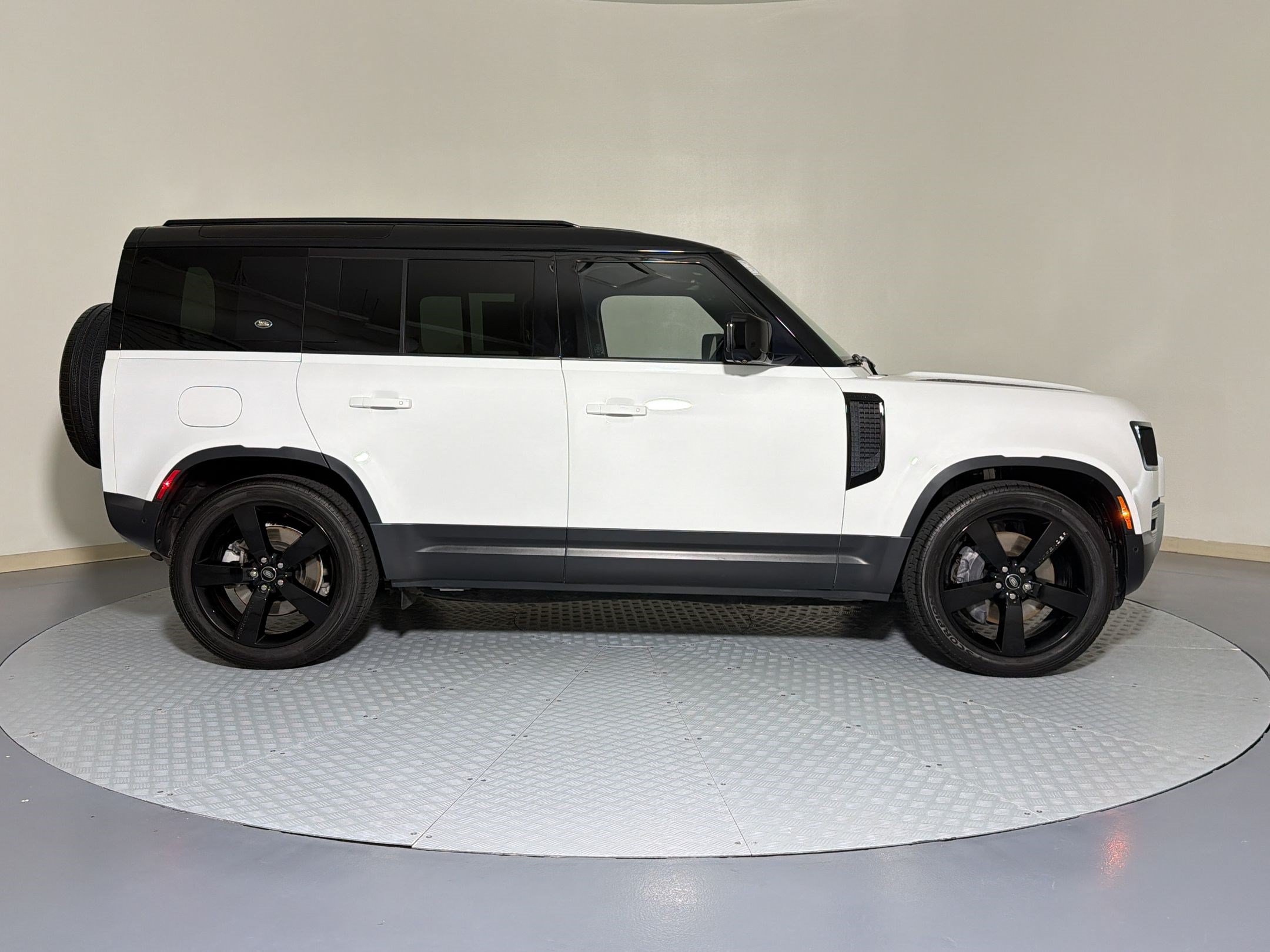 Used 2023 Land Rover Defender 110 S AWD/4WD image 8