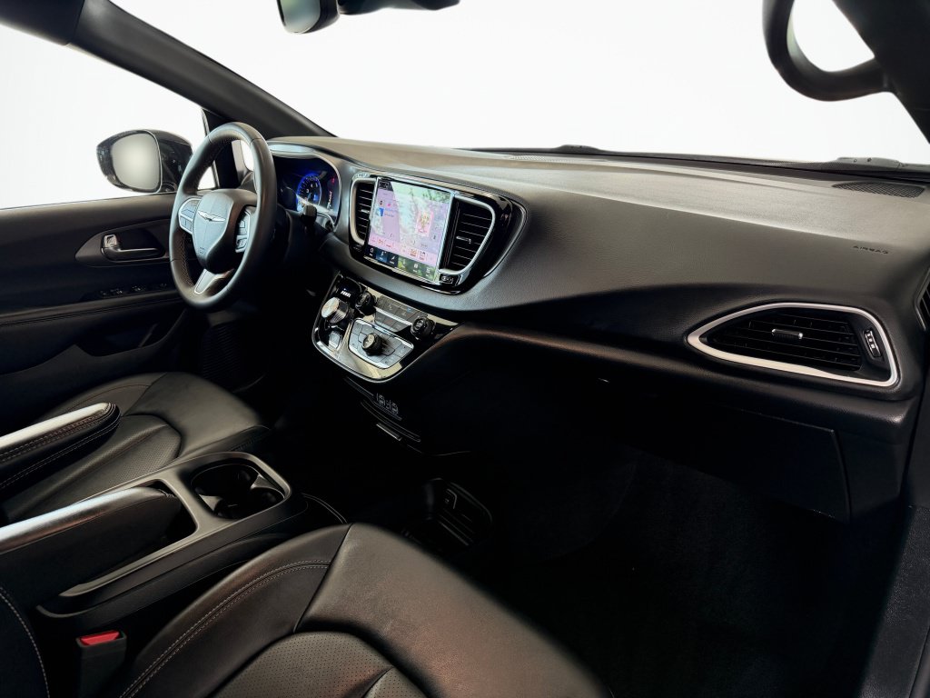 Used 2025 Chrysler Pacifica Select FWD image 40