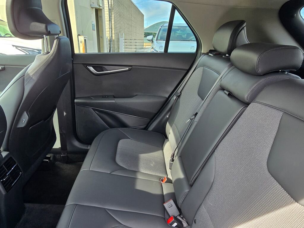 Used 2024 Kia Niro EX Touring image 18