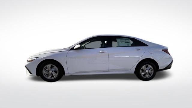 Used 2025 Hyundai Elantra SE image 8
