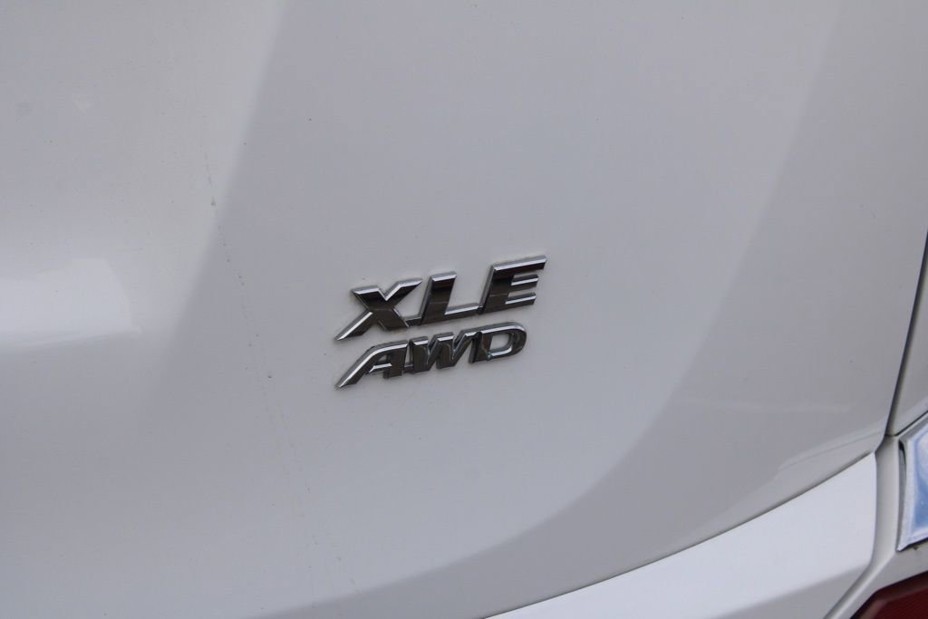 Used 2018 Toyota RAV4 XLE image 9