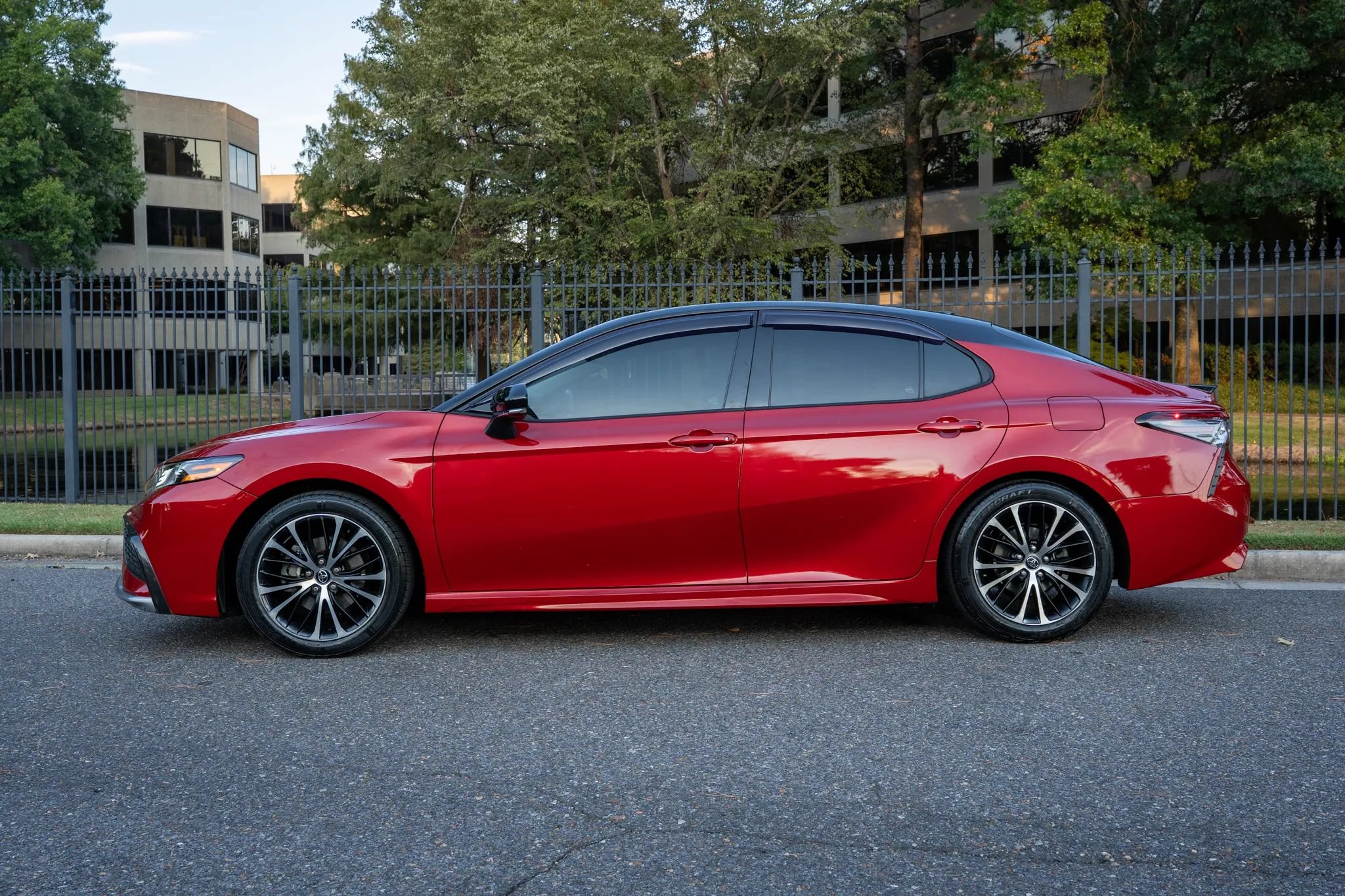 Used 2022 Toyota Camry XSE FWD image 9