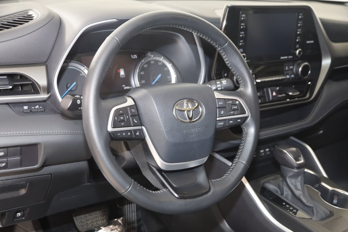 Used 2022 Toyota Highlander XLE FWD image 6