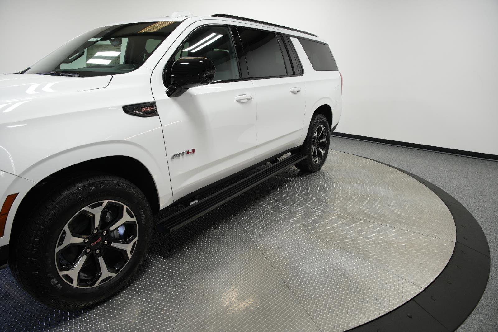New 2026 GMC Yukon XL AT4 w/ AT4 Premium Plus Package AWD/4WD image 4