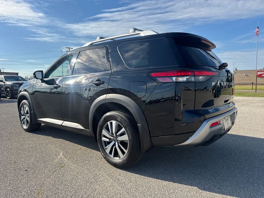 Used 2025 Nissan Pathfinder SL FWD image 4