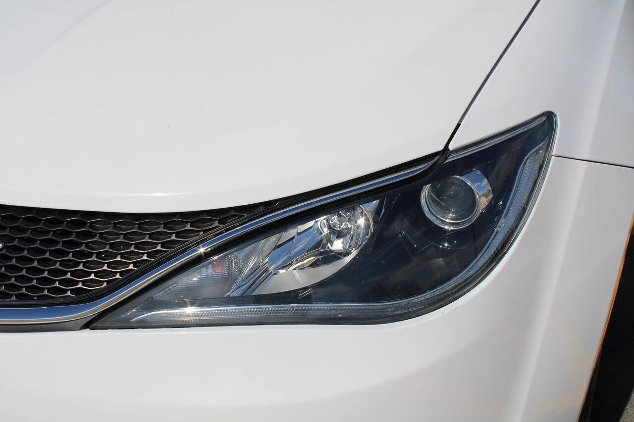 Used 2017 Chrysler Pacifica Touring Plus w/ Tire & Wheel Group image 16