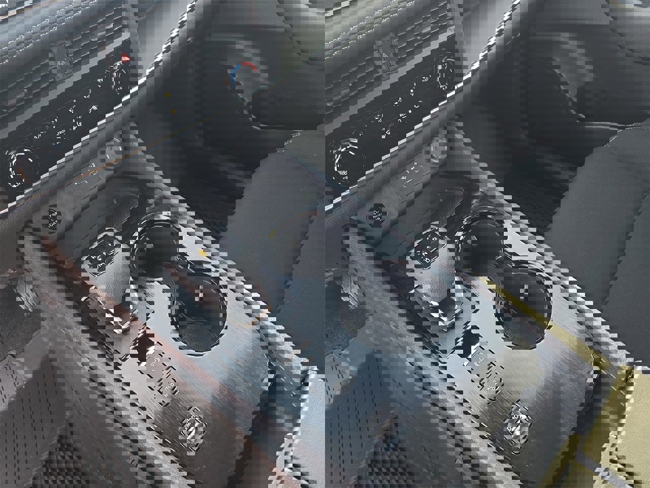 Used 2025 Nissan Rogue S image 24