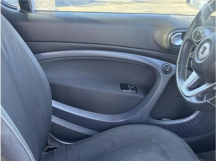 Used 2017 smart fortwo passion image 26