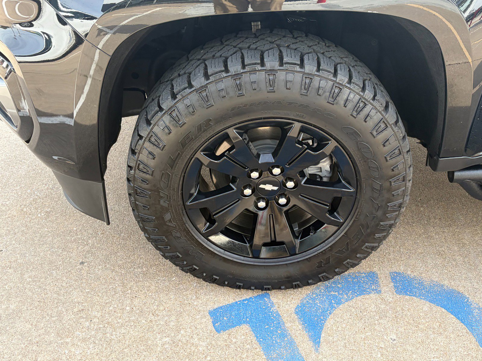 Certified 2022 Chevrolet Colorado Z71 w/ Z71 Midnight Edition image 4