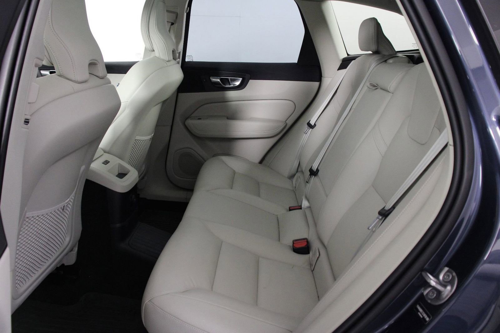 Certified 2025 Volvo XC60 T8 Plus w/ Protection Package Premier image 32