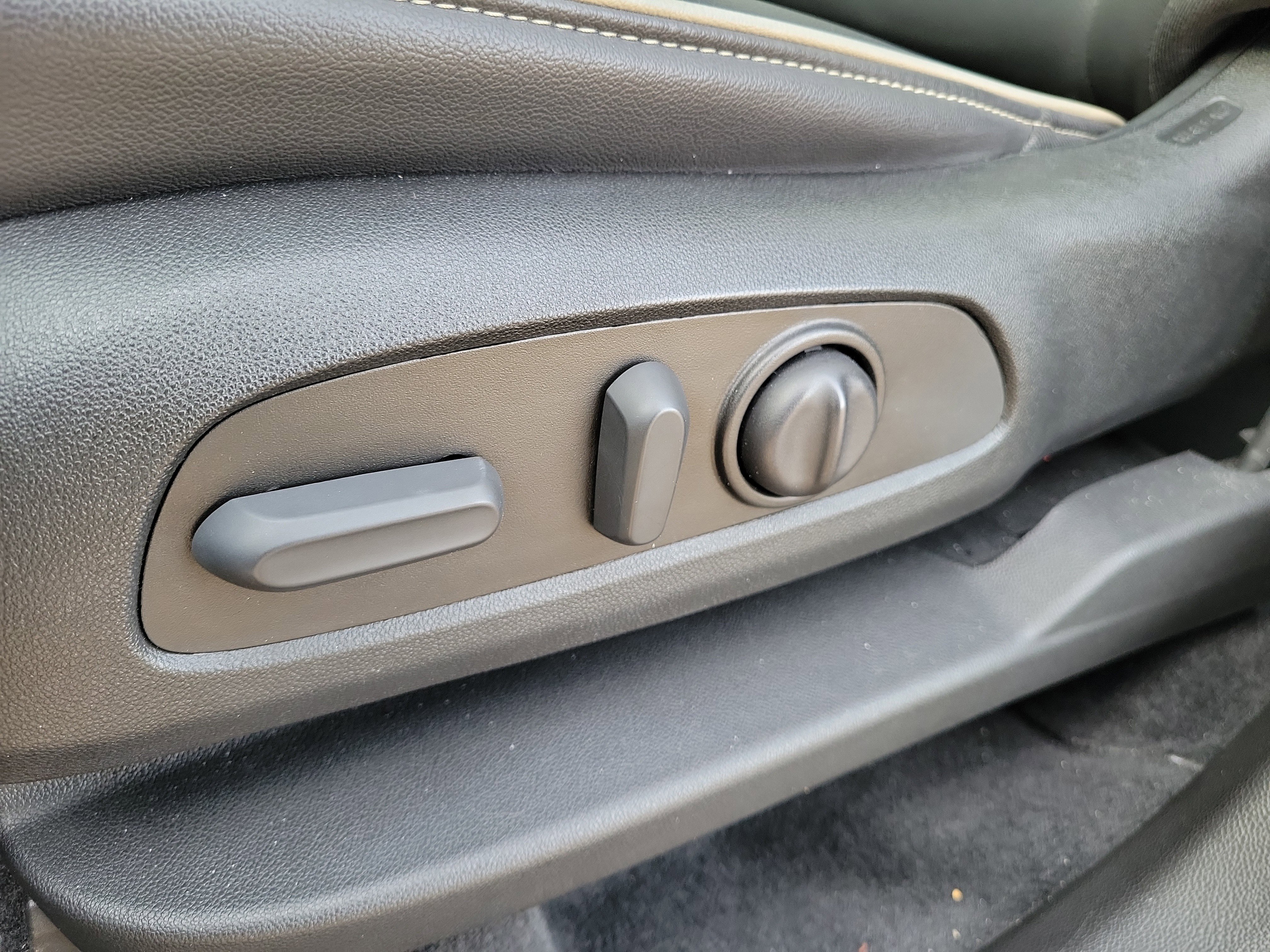 Used 2023 Chevrolet Traverse Premier w/ Redline Edition image 15